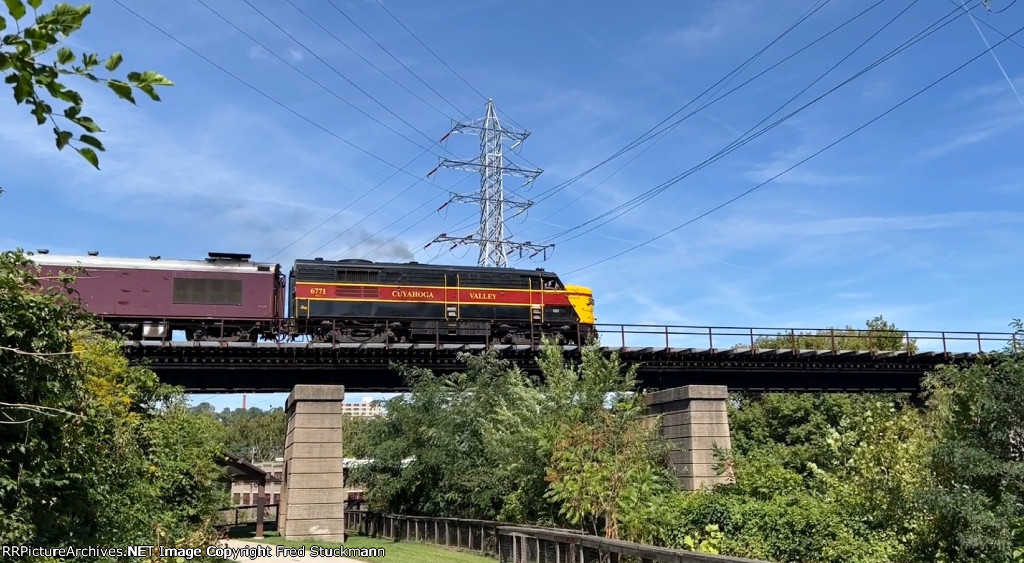 CVSR 6771 crosses Cascade Locks.